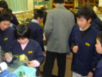 �⍪�����̏o���u�`�E���Ɍ��{���s���{�����w�Z